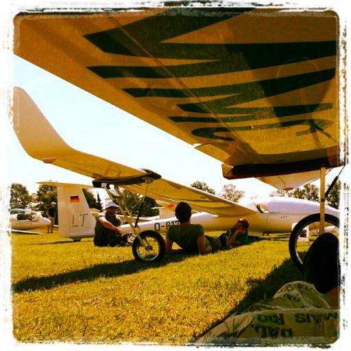 21  Chillin' before the start, hothothot